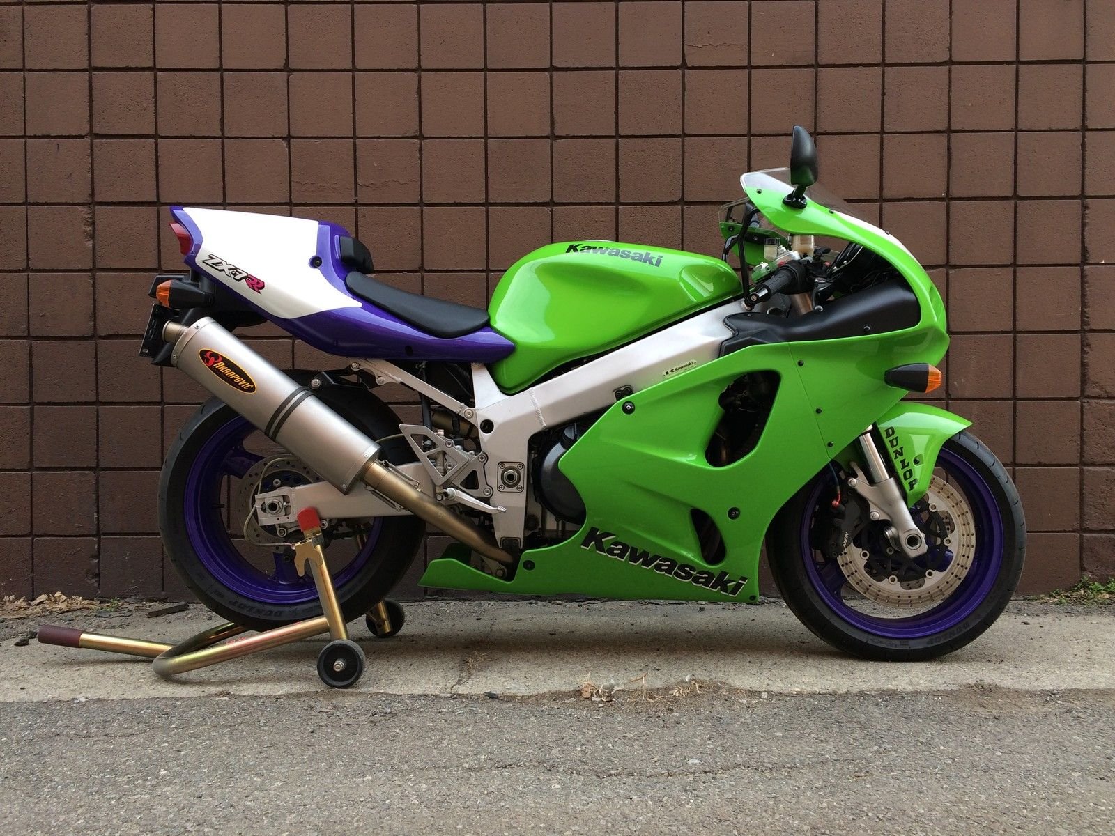 Green Flame: 1996 ZX7RR (N1) in Calgary CAN - Rare SportBikes For Sale1600 x 1200