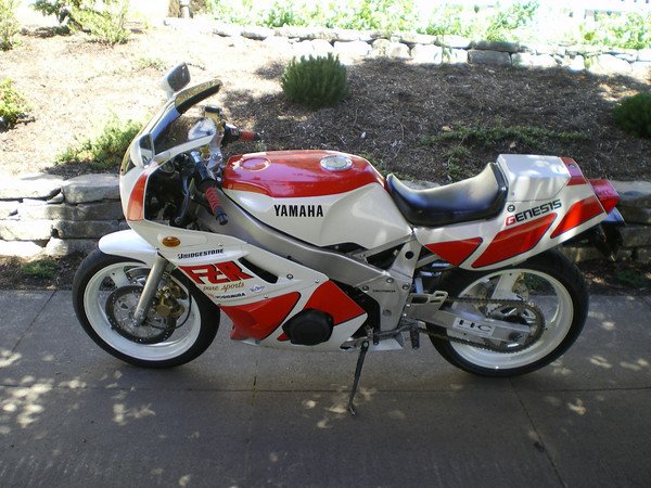 1989 Yamaha FZR400 Red and White