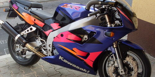 Is 4 better than 2 ? Kawasaki ZXR 400 vs Suzuki RGV 250 (Germany