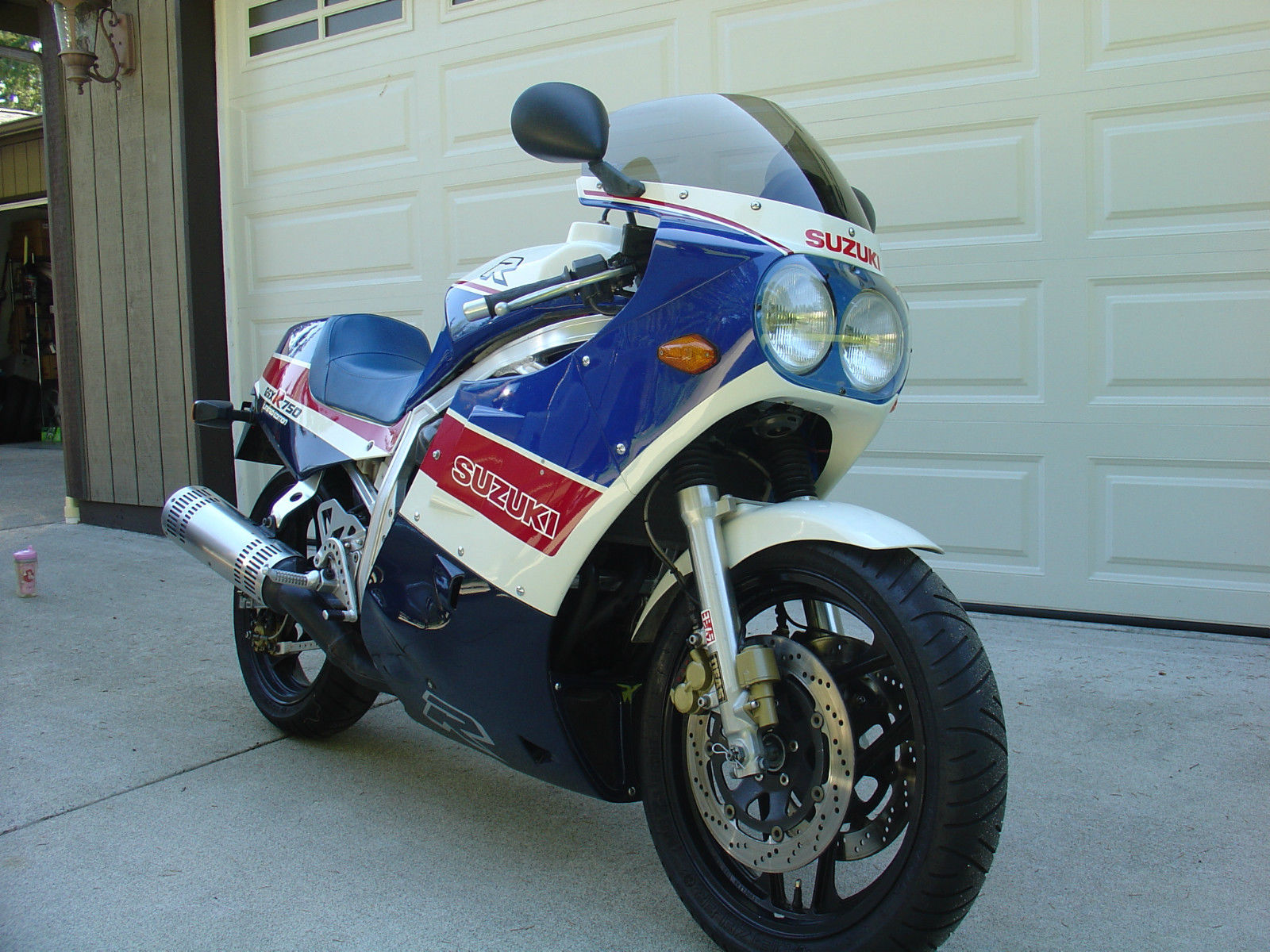 Racer with lights - 1986 Suzuki GSX-R750 Limited Edition - Rare