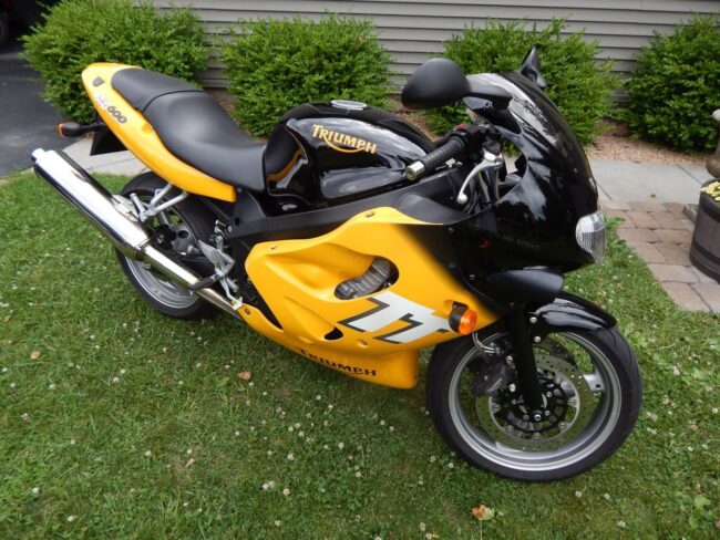 20151121 2000 triumph tt600 right
