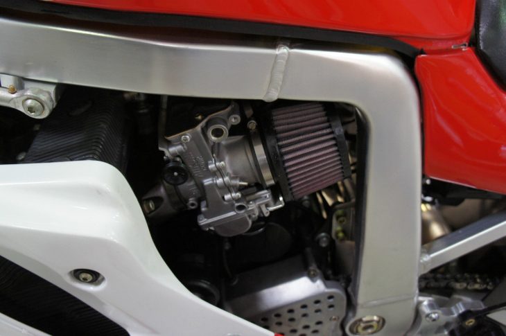 20161015-1990-suzuki-gsx-r750-racebike-left-carb