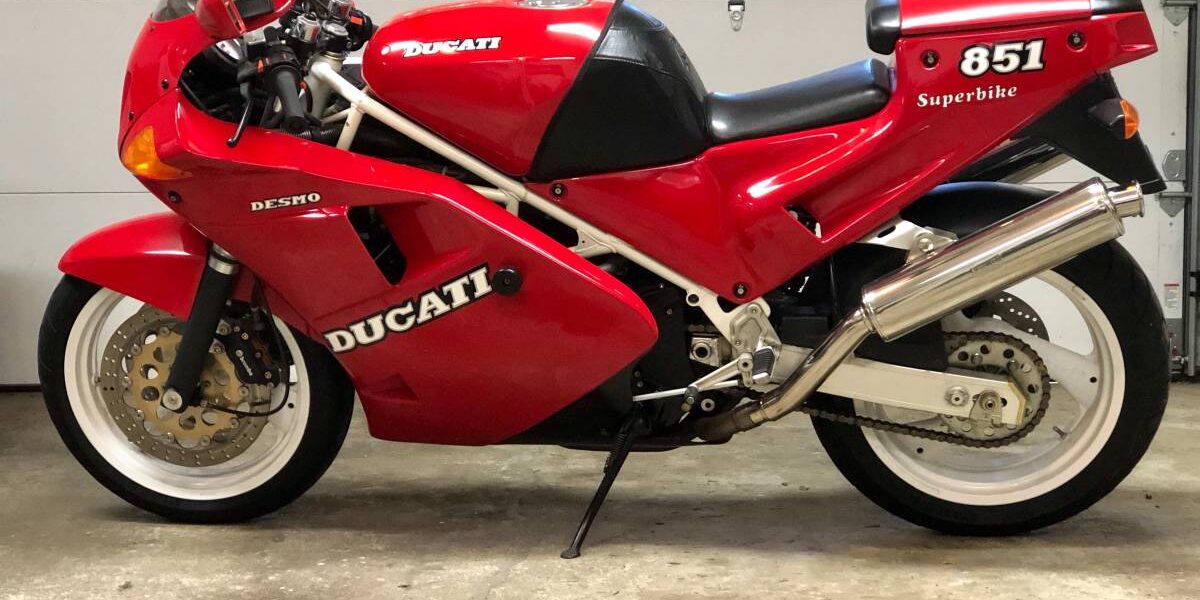 1990 Ducati 851 L Side