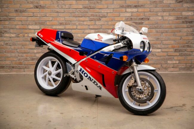 1990 Honda RC30 R Side