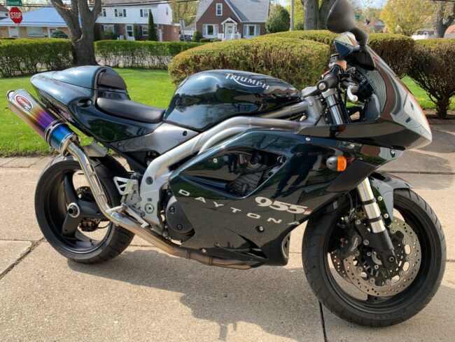 20211123 2002 triumph daytona 955i rightsunny