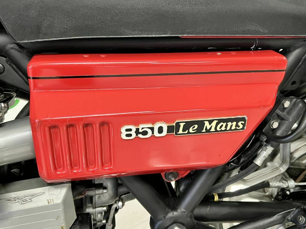 20220210 1978 moto guzzi 850 le mans left side cover - Rare