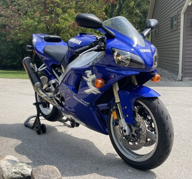 20220821 1998 yamaha yzf r-1 right front stand