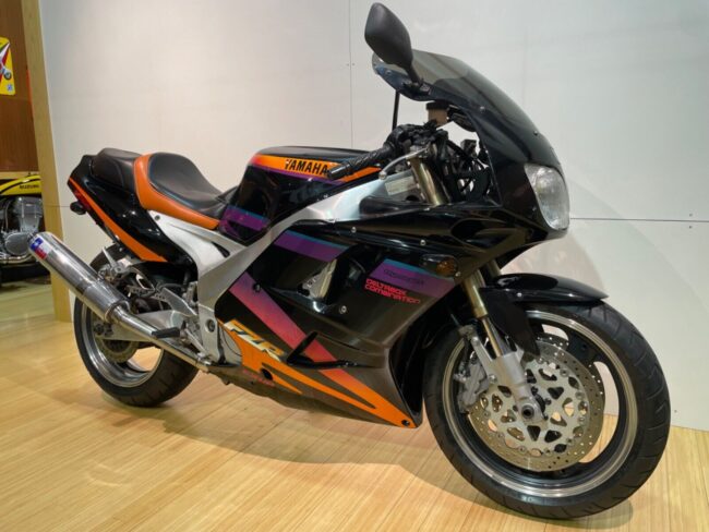 20220921 1994 yamaha fzr1000 right front