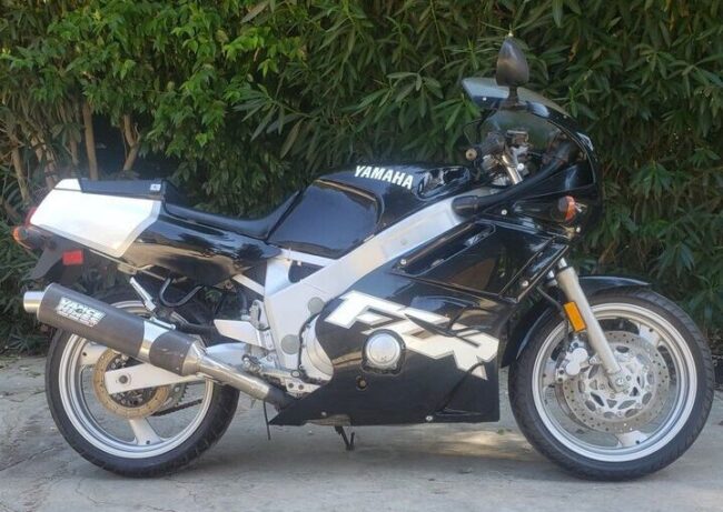 20221216 1998 yamaha fzr600 right