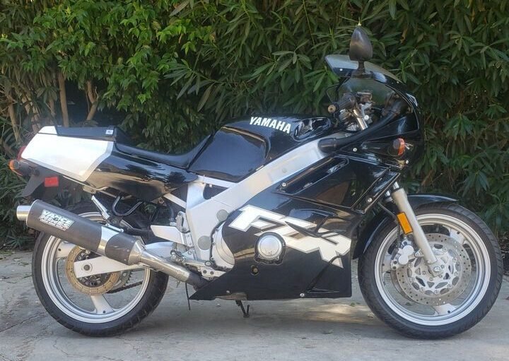 Black in Back – 1998 Yamaha FZR600R with 2,713 miles !