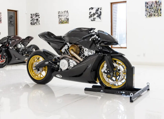 2022_AstonMartin_AMB001