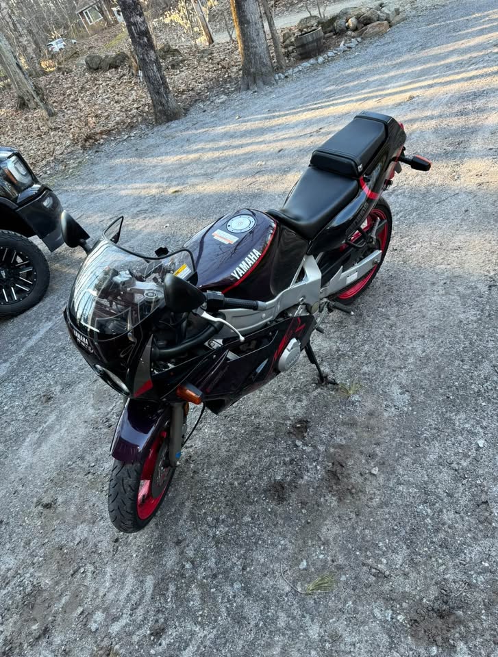 SIEGE ARRIÈRE Yamaha FZR 600 R 1994-1995 (FZR600R 4JH 4MH) 1995 SIEGE ARRIÈRE Yamaha FZR 600 R 1994-1995 (FZR600R 4JH 4MH) 1995