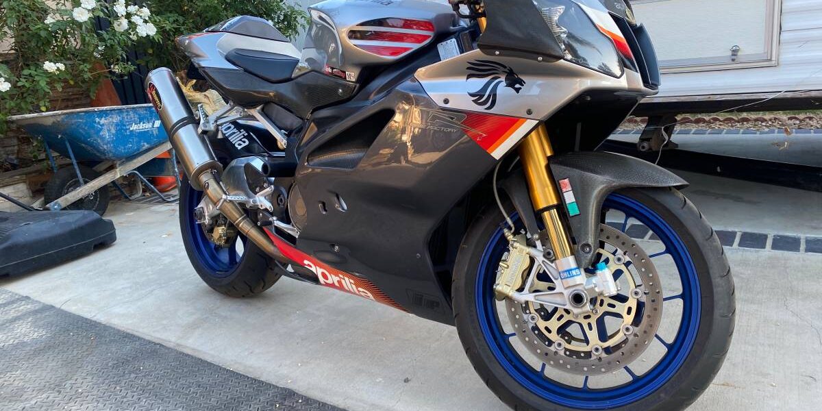 Aprilia RSV1000R Factory 1