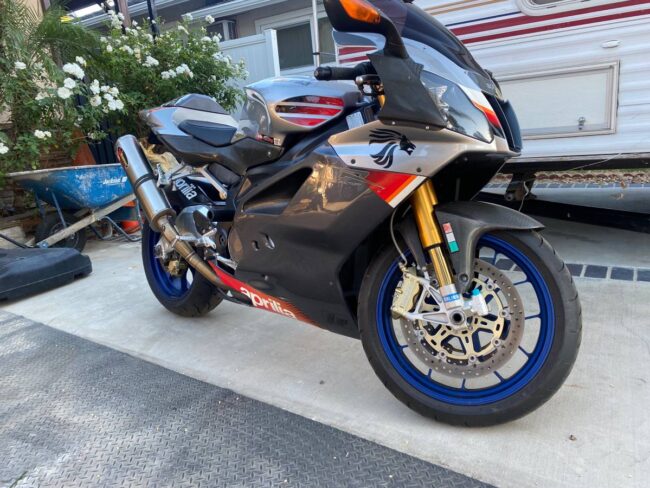 Aprilia RSV1000R Factory 1