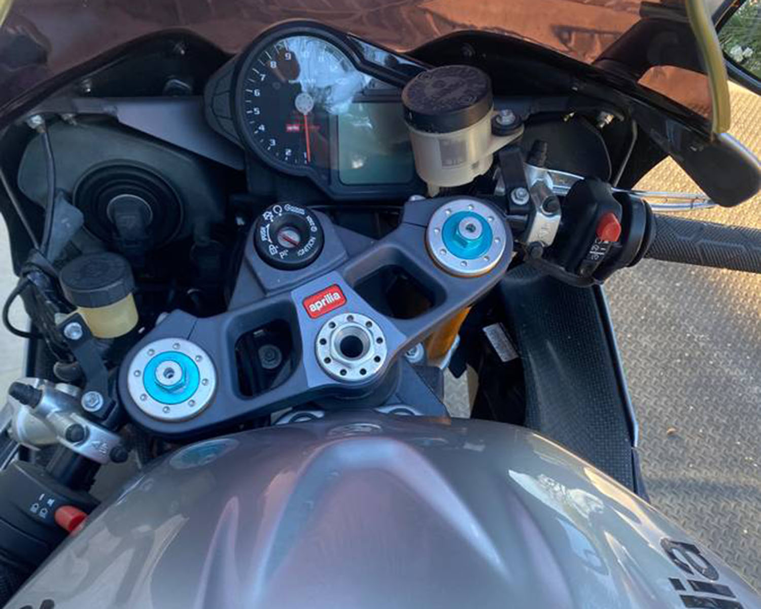 Aprilia RSV1000R Factory 10