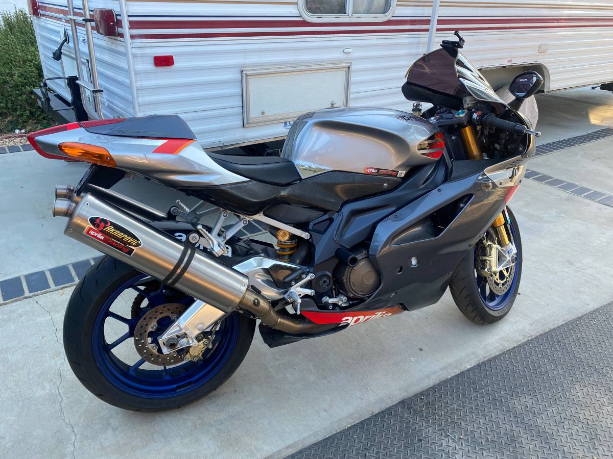 Aprilia RSV1000R Factory 6