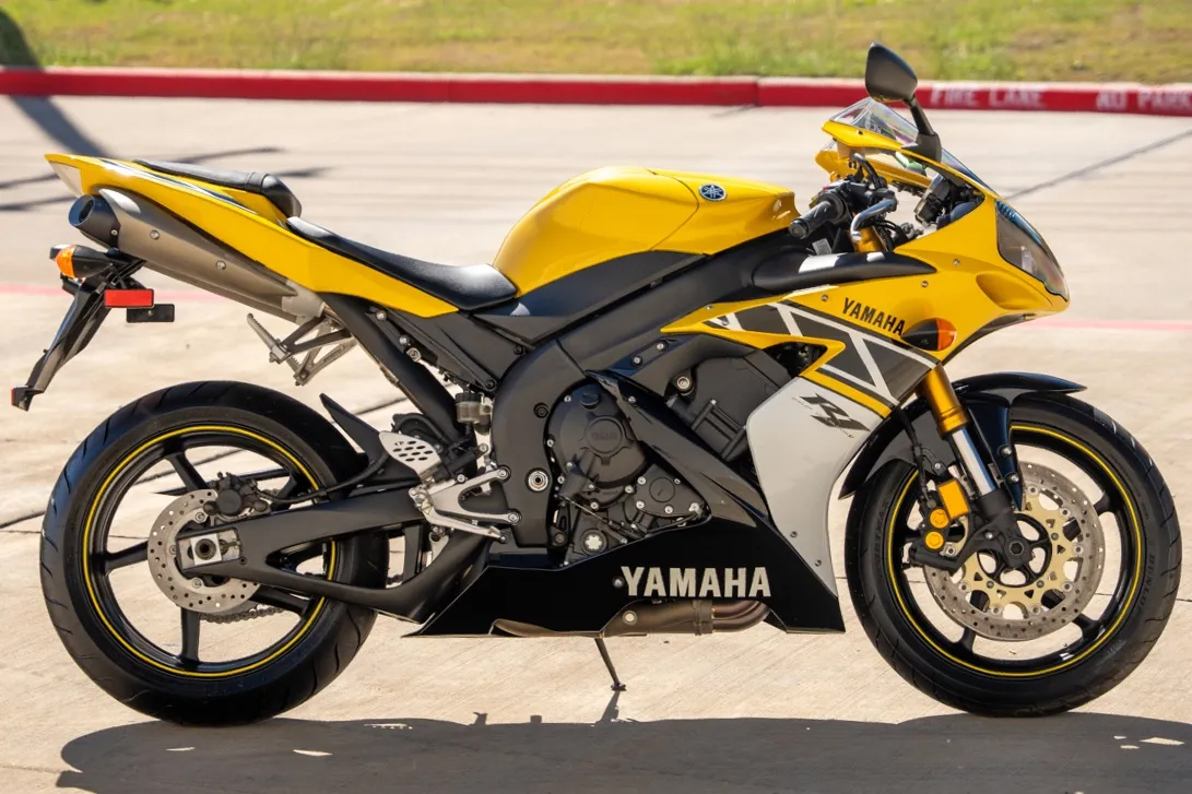 Kenny’s Colors, Kept Indoors: 273-Mile 2006 Yamaha YZF-R1 50th Anniversary on BaT